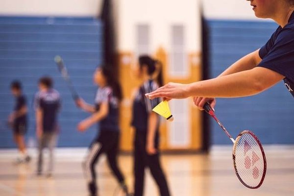 Comment choisir sa raquette de badminton en fonction de son niveau et de son style de jeu ?